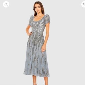 MAC DUGGAL
Silver Short Sleeve Beaded A-line Tea Length Dress